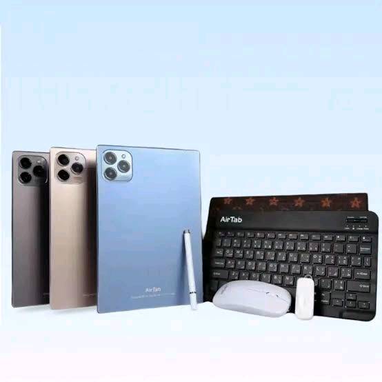 جهاز **AirTab A17 Pro Max** هو تابلت اقتصادي موجه بشكل أساسي للطلاب وأعمال الدراسة والإنتاجية الخفيفة. يأتي الجهاز في علبة متكاملة تحتوي على ملحقات تحوله إلى ما يشبه "لابتوب مصغر".
إلبرز المواصفات التقنية الرسمية للجهاز:
### 📱 الشاشة والتصميم
 * **حجم الشاشة:** 10.1 إنش (بوصة).
 * **نوع ودقة الشاشة:** FHD من نوع *Incell IPS*، تقدم زوايا رؤية جيدة ووضوحاً مناسباً لمشاهدة المحاضرات والأفلام.
 * **معدل التحديث:** 60 هرتز.
### ⚙️ الأداء والذاكرة
 * **المعالج:** معالج ثماني النواة (Octa-Core) من فئة ميديا تيك (MTK)، مخصص للمهام اليومية والتصفح.
 * **الذاكرة العشوائية (RAM):** 16 جيجابايت (غالباً ما تكون مدعومة بذاكرة افتراضية وتكفي للتنقل السلس بين التطبيقات).
 * **سعة التخزين الداخلية (ROM):** 1 تيرابايت (مساحة هائلة لحفظ الملفات والمحاضرات)، مع دعم منفذ ذاكرة خارجي حتى 128 جيجابايت.
 * **نظام التشغيل:** أندرويد 15 (Android 15.0) الأحدث، مما يضمن دعم التطبيقات الحديثة من متجر Google Play.
### 📸 الكاميرا والبطارية
 * **الكاميرا الخلفية:** بدقة 30 ميجابكسل (مناسبة للمستندات واللقطات السريعة).
 * **الكاميرا الأمامية:** بدقة 13 ميجابكسل (ممتازة للاجتماعات والتعليم عن بُعد عبر Zoom أو Google Meet).
 * **البطارية:** سعة ضخمة تصل إلى **10,000 مللي أمبير** (تمنحك ساعات استخدام طويلة ممتدة خلال اليوم الدراسي أو العمل).
### 🌐 الاتصال والشبكات
 * **الشرائح:** يدعم تركيب شريحتي اتصال (Dual Nano-SIM).
 * **الشبكات:** يدعم الاتصال الخلوي (4G/5G في بعض الإصدارات في السوق) بالإضافة إلى الواي فاي (Wi-Fi) والبلوتوث.
### 📦 محتويات العلبة (الحزمة المتكاملة)
يتميز هذا الجهاز بأن علبته تأتي غنية بالملحقات الأساسية دون الحاجة لشراء قطع إضافية:
 1. جهاز التابلت AirTab A17 Pro Max.
 2. لوحة مفاتيح (كيبورد) تعمل بالبلوتوث.
 3. ماوس لاسلكي.
 4. قلم لمس ذكي (Stylus) للكتابة والرسم الخفيف.
 5. غطاء حماية (كفر) مخصص للجهاز.
 6. لاصقة حماية للشاشة (ستيكر).
 7. رأس الشاحن مع كابل توصيل USB.
> **ملاحظة:** يعتبر الجهاز ممتازاً جداً كخيار اقتصادي وعملي للدراسة، تصفح الإنترنت، وإنجاز البحوث، لكنه ليس مخصصاً للألعاب الثقيلة جداً أو المونتاج الاحترافي.
>