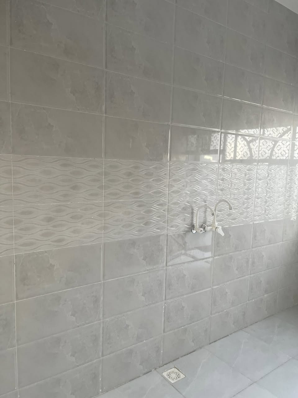 سلام عليكم احبيتي
بيت في حي الحسين ناحية الحيره مساحة 125م طابو صرف
البيت بناء جديد -اساس وسكف كونكريت- بناء بلوك-ارضيه بورسلين-مطبخ وصحيات سيراميك للسكف-ديكورات وسحبات ملكية- ماء كهرباء دفن نظام حديث مؤثث ماء كهرباء 
السعر 65 مليون 
الاستفسار اكثر ***********
