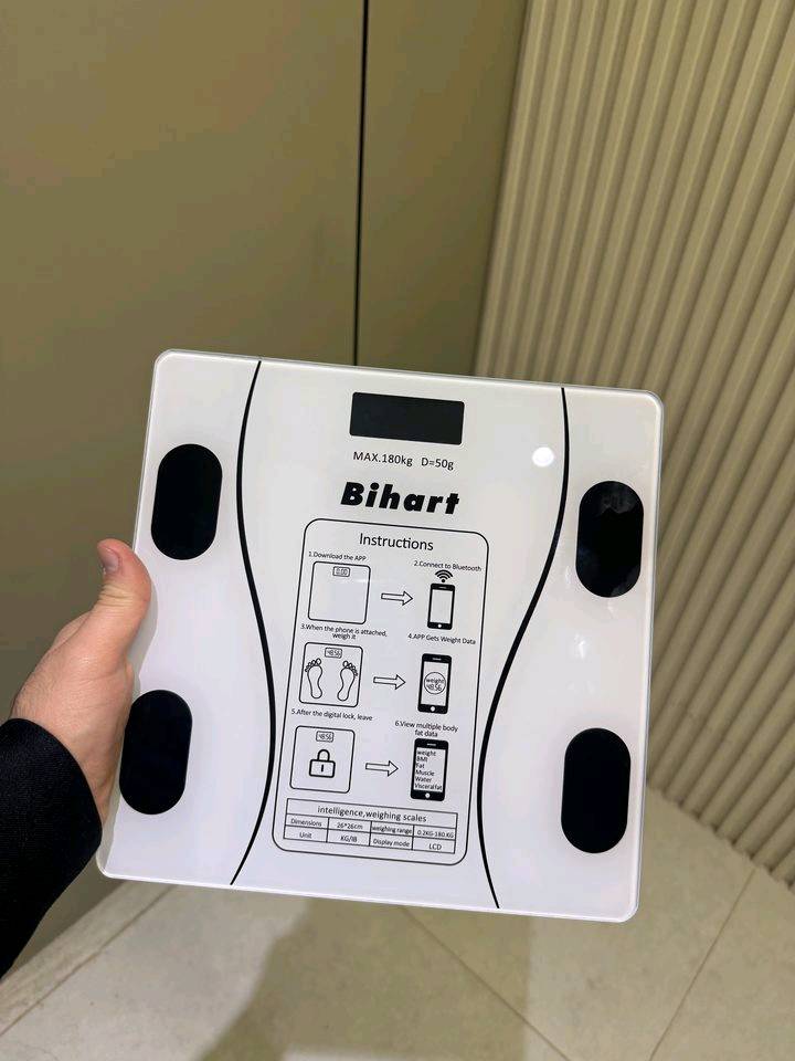 • ميزان شخصي ذكي من Bihart بتصميم أنيق وزجاج مقوّى مناسب للاستخدام المنزلي اليومي موديل YSL126-3.
• يدعم الاتصال عبر Bluetooth لمزامنة بيانات الوزن مع تطبيق OKOK على الهاتف.
• شاشة LCD بإضاءة خلفية كبيرة لعرض الوزن بوضوح وسهولة قراءة.
• قدرة وزن قصوى حتى 180 كغم مع دقة قياس 50 غرام كما هو موضح على الميزان.
• تصميم نحيف (Ultra Slim) وخفيف مع تقنية Step-On للتشغيل عند الوقوف مباشرة.
• يدعم عرض بيانات متعددة عبر التطبيق مثل: الوزن، BMI، دهون الجسم، العضلات.

🔹 المواصفات

• الماركة: Bihart
• النوع: ميزان شخصي ذكي (Personal Scales)
• أقصى وزن: 180 كغم
• دقة القياس: 50 غرام
• وحدة القياس: KG / LB (كيلو / رطل)
• الشاشة: LCD بإضاءة خلفية
• الاتصال: Bluetooth
• التطبيق: OKOK App (Android / iOS)
• الأبعاد: 26 × 26 سم
• مصدر الطاقة: 2 × بطارية AAA
• مادة السطح: زجاج مقوّى (Tempered Glass)


🔹 محتويات العلبة
• ميزان Bihart الذكي
• بطاريتان AAA

يوجود توصيل للجميع محافظات العراق والتوصيل مجاني سعر المنتج 12 الف