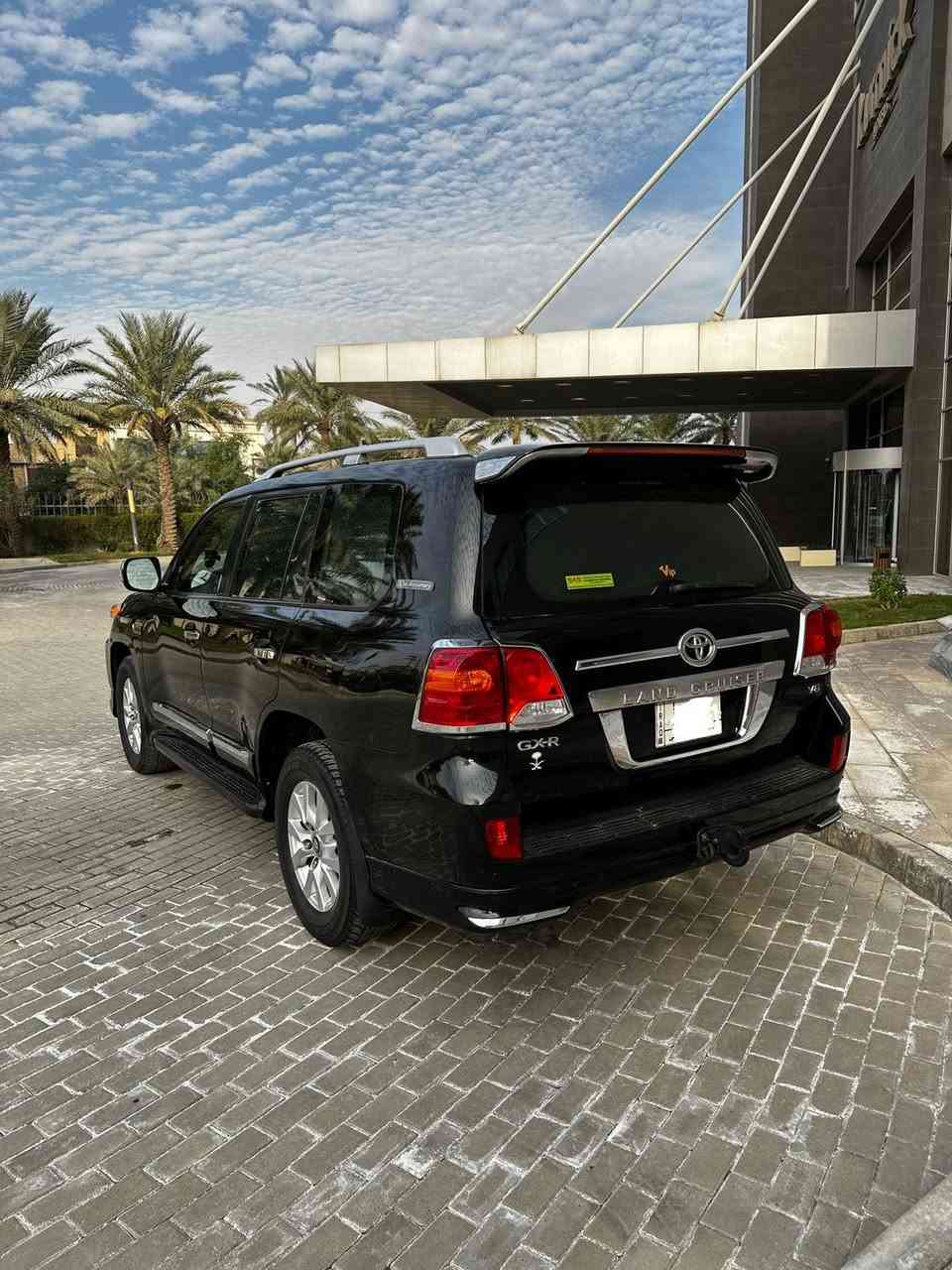 السلام عليكم 
لاندكروز جكساره 2009 رقم بغداد بسمنه محرك 8سلندر 
بيهه 3قطع صبغ والباقي كفاله السياره جاهزه من كلشي كير محرك حداده تخم تاير تبريد نصبتهه وكشرهه كلش حلوه 
مابيهه اي نقص رايدهه ب 260وبيهه مجال بسيط 
للستفسار الاتصال ***********مكانهه ميسان حي الصحفين
