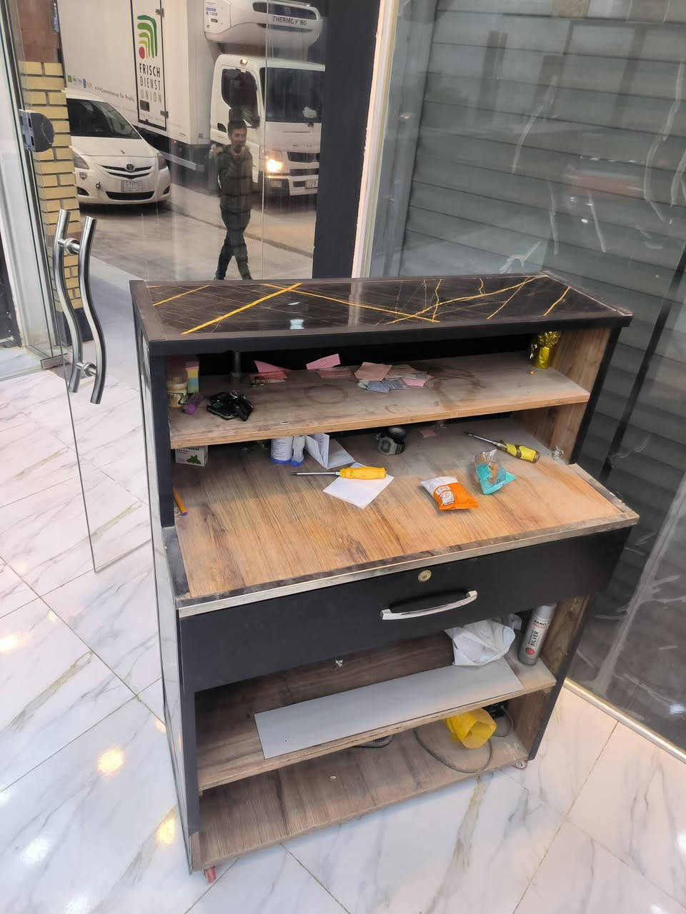 كاشير مطعم او اي شي هوه و كرسي مالته بعد جديد بس تراب علي البيع سعر 85  ***********
