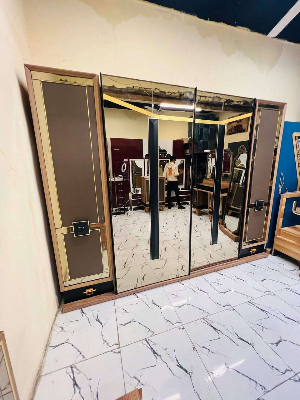 غرفة تركيأ مودرن كوالتي الاصلـي🦾
🚪8 قطع
 نظام سلايت💢+ اثنين أبواب ⚡
🪞 جام برونزي أنيق

🧵 قماش وتر بروف أصلي

✨ نظافة 80بل 💯

💵 السعر 700قفل🔒

 شد ونقل مجاني داخل بغداد 🚚

يوجد توصيل محافضات بكروه


**إذا كنت صاحب هذا الإعلان وتريد حذفه لأي سبب، رجاءا أرسل رسالة إلى الدعم الفني**