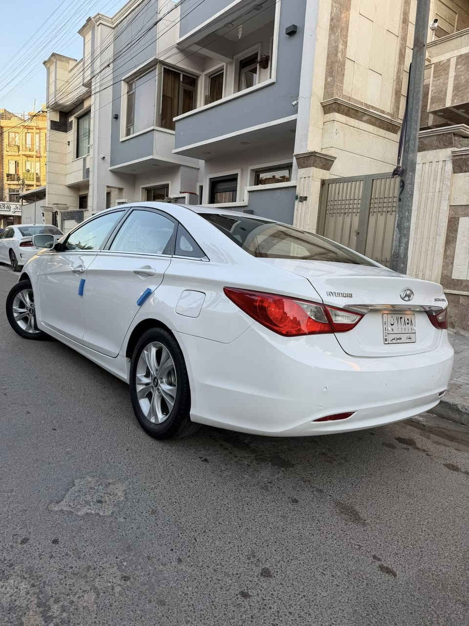 السلام عليكم رمضان كريم 
هونداي سوناتا موديل 2013 شركة العمامة الدوليه ام ضمان مكينه 2400 دوش على وضع الشركة مكفولة كفاله عامه من الضرر والتبديل برغي مامفتوح بيه على وضع الشركة بيه شبر بالداير جاملغ الخلفي صبغ فقط والباقي مكفول سيارة احلة من الصور مكينه كير صدر تبريد تدفئة تخم تاير كلة جديد بالعافية عل ياخذها سيارة جديدة صار 10 سنوات يمي سيارة مال بيت رقم بغداد ثاني يوم تحويل مكان السيارة بغداد الاعظمية سعر 139 وبيه مجال رقم موبايل *********** 
 ‭0770 308 5731‬
