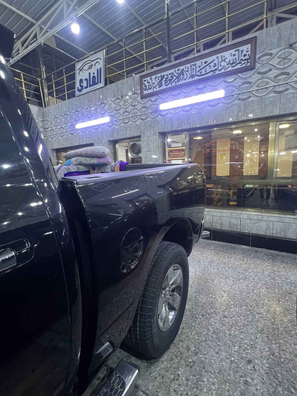 السلام عليكم
دوج رام بك هورن اصل  موديل ٢٠١٨ 
لون اسود رقم بغداد جديد v6(3600)
باب طويل بدي قصير المرغوب 
حادثه بابتين صبغ بدون دواخل بدون ايرباكات 
كير مكينه مكفولات داخل جديد متغير 
صدر عام جديد 
السعر ٢١٥ وبيه مجال
للاستفسار ***********
