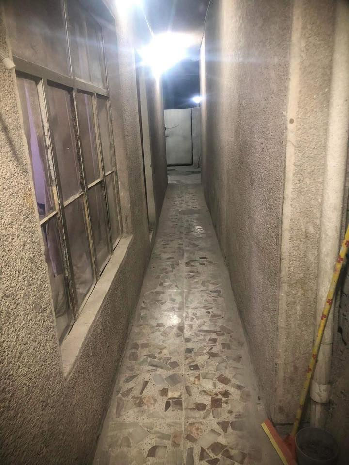 السلام عليكم 
بيت للبيع ملك صرف المساحة ١٢٥ متر ٦،٢٥*20 طابقين نظيف بناء 2018 مدخلين 
الطابق الاول كراج صغير حمام خارجي استقبال غرفة نوم مطبخ حمام وتواليت غربي منور الطابق الثاني 3 غرف نوم وبلكونه السعر٢٥٠ مليون العنوان نواب الضباط خلف ماركت البراق مقابل مدرسة الأقصى الشريف الابتدائية الاتصال ***********
