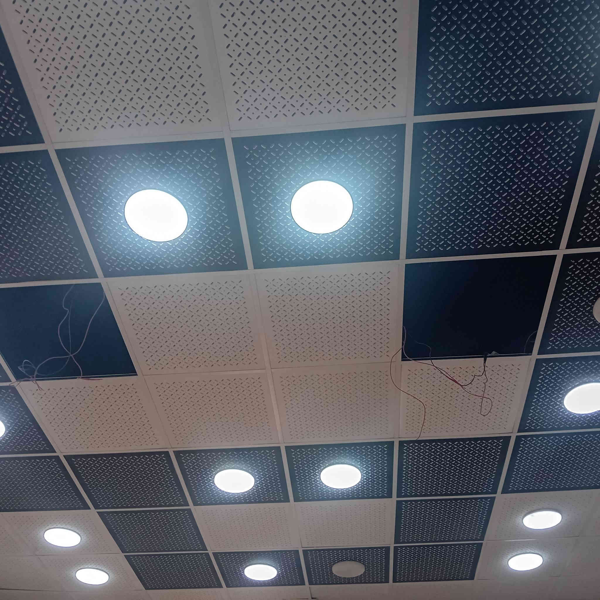 محلين للايجار مفتوحات محل واحد
بناء حديث واجهيتهن جام مع قطعه فارغه ورى المحل تصلح مخزن مسيجه وكامله مساحه القطعه ٣٠٠ متر
العنوان تنومه شارع لاطفاء 
الواجهيه المحل 5 متر
العرض المحل6 متر
للاستفسار لاتصال على الرقم *********** بي واتساب للعلم على  شارع عام عرضه ١٥ متر
