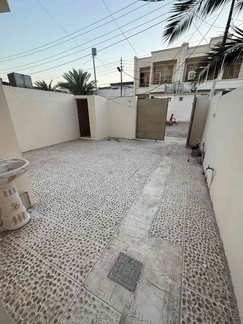 بيت بشهداء يم جامع عائشه   للبيع.   بأسمي  طابقين مساحته 132 مكون من غرفتين وصاله وديونيه وكراج سياره. تواليت خارجيه وحمام داخلي    رقم الهاتف ***********
