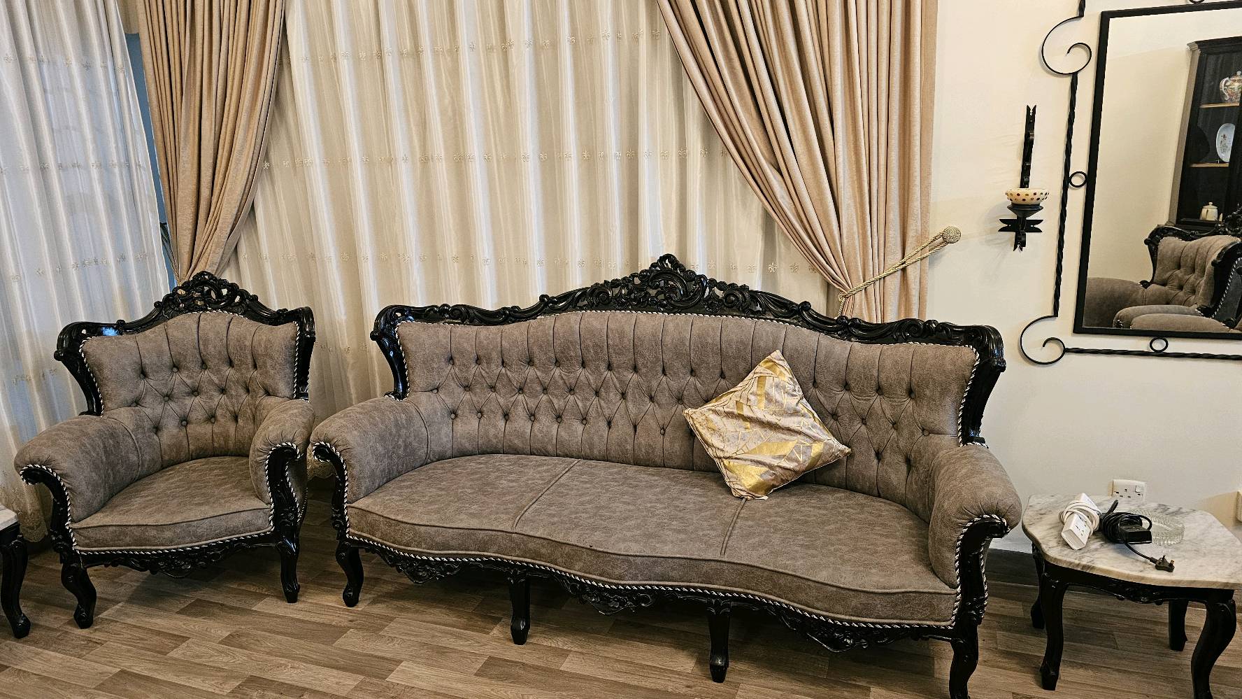 تخم ١٠ مقاعد بحالة جدا جدا ممتازة اخو الجديد مع طبلة وسطية و٤ طبلات صغيرة ومن المرمر الطبيعي ومكاني بغداد شارع فلسطين للتواصل واتساب 