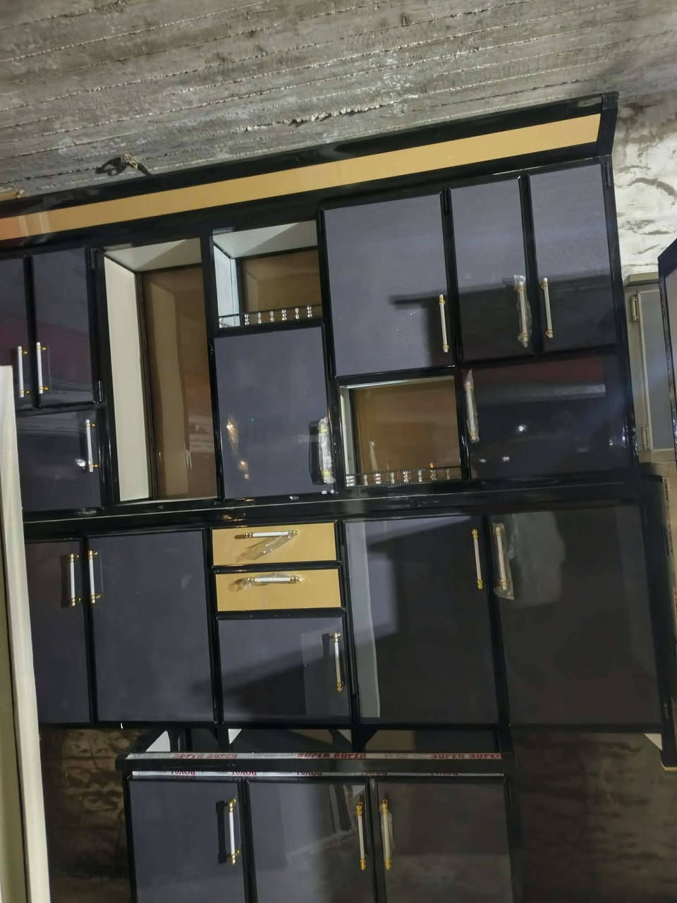 #معرض_حمودي_للاثاث
كاونتر المنيوم مترين ونص حطاطه جديد ابو الملحق نزال وسله سنك مرمر متر 30 جديد تركي #معرض_حمودي_للاثاث 
 العنوان...... تكريت
 الزهور  خلف قاعه الشهيد ليث مقابل معهد الفنون الجميلة 
معرض حمودي
*********** اتصال او وتساب
*********** اتصال واتساب
سيد عطيه احمد سيد
