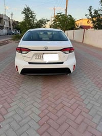 كورلا مديل2023 بانزين فقط لون ابيض داخل عسلي بصمه عدد٢ رادار جانبي اما...