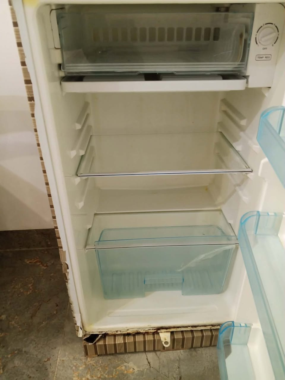 ثلاجات للبيع 
ثلاجة حجم وسط شغالة ونضيفة وتجميد فوول وما واصلة مصلح وبسعر 80 ألف العنوان موصل جانب الأيسر حي الانتصار 
ثلاجة حجم صغير شغالة ونضيفة وتجميد فوول وما واصلة مصلح وبسعر 40 ألف العنوان موصل جانب الأيسر زيونة 
#الجميع


**إذا كنت صاحب هذا الإعلان وتريد حذفه لأي سبب، رجاءا أرسل رسالة إلى الدعم الفني**