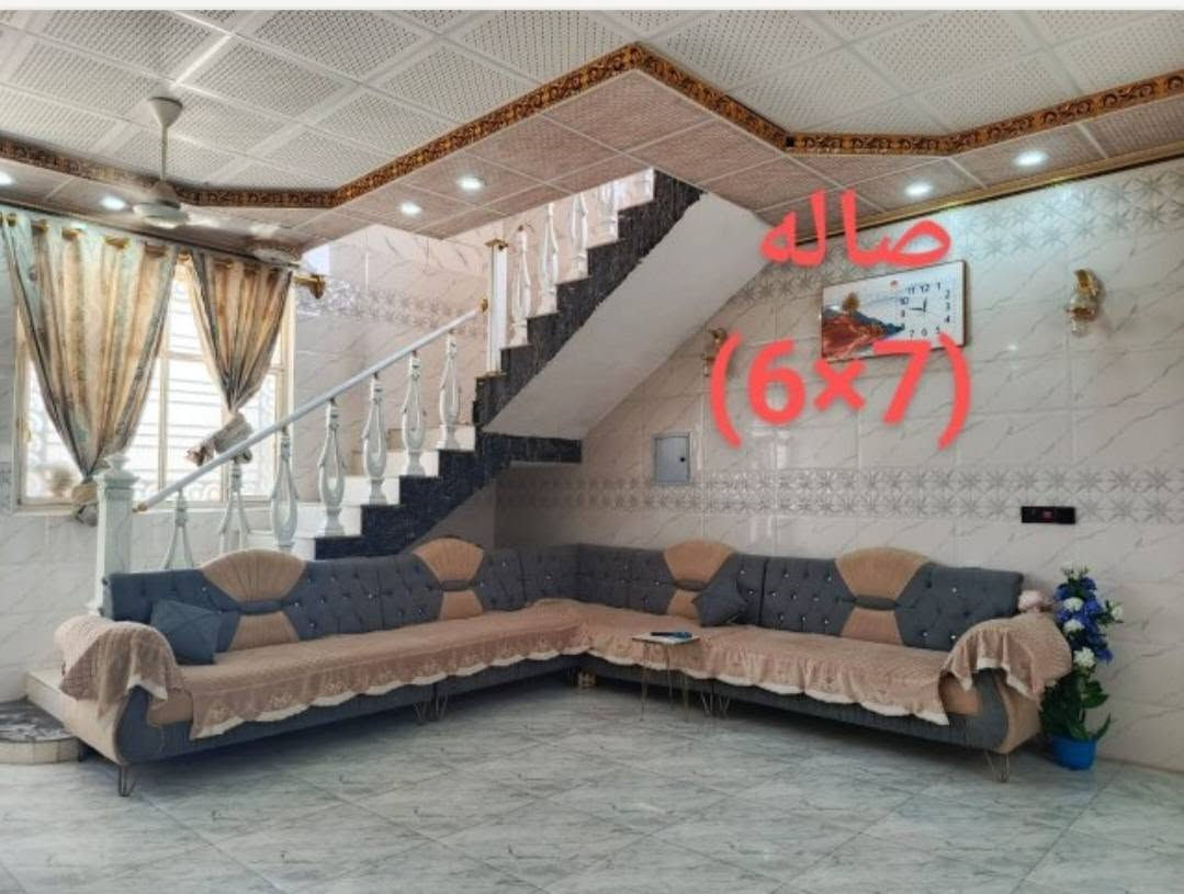 البيت عل شارع بغداد مقابل حي الزهراء جهة الدخول إلى كربلاء عمود ٥٢ يبعد عن الشارع العام ٨٠٠ متر تقريبا تبليط يوصل الباب البيت بحي التركمان البيت طابو بستنه سند ٢٥ إقرار محكمة واجهة البيت ٢١ والنزال ١٤ خدمات كاملة البيت يتكون من مضيف معزول بوحده هوه و الطارمه مالته مساحة الطارمه ٥ في ١٤  ومغاسله وبابه معزول وحده يستخدم لزوار مساحة المضيف ٥٠ متر ٥ في ١٠ البيت هم بابه يفتح عل الشارع يتكون من ٣ غرف نوم كل غرفه مساحتها ٢٠ متر ٥ في ٤ ومطبخ ٥ في ٤ وصاله ٧ في ٨ و فوك غرفة نوم ٥ في ٤ و صاله ٥ في ٥ البيت مابيه اي نقص بس لبخ الواجهيه الإتصال على *********** او على ***********
