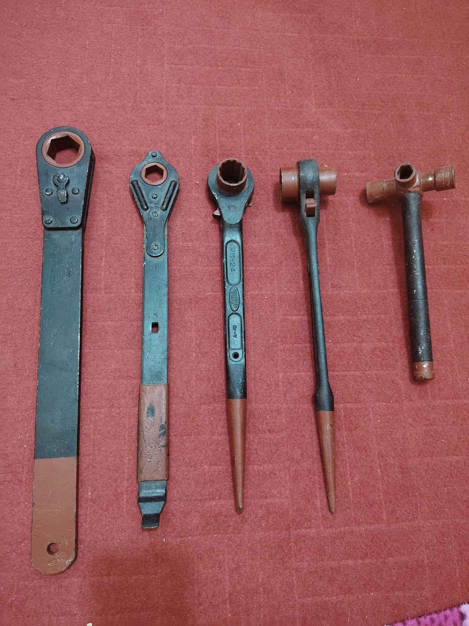 سلام عليكم كوسره شغاله رواجز قديم اصلي 
ومجموعه مال هواء او تصفيه ماعرفهن 
لل بيع ***********
