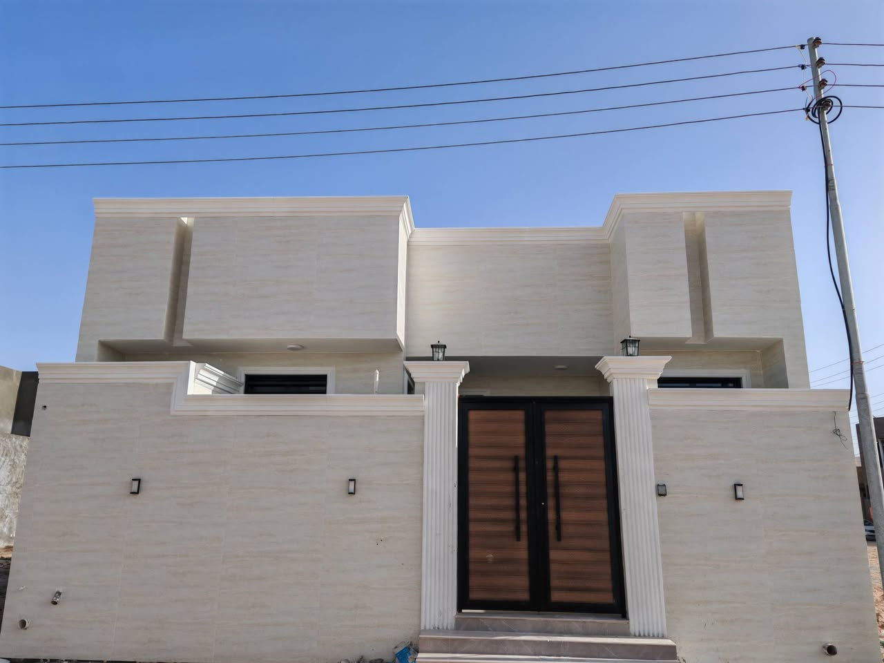 بيت للبيع محافظة المثنى مجمع البيادر
مجاور حي النفط 
((بناء شخصي )) 
درجة أولى فول الفول
تم إكمال  مرحله البناء سنه 2026
مساحه 200 م
ملاحظة(( بيع نقد او على المبادره من لديه حجز مسبق)) 
ملاحظة ((  حر غير مطلوب و غير مسكون ))

يحتوي الطابق الأرضي غرف عدد اثنين نضام سويت وصاله كبيره ومطبخ حار وبارد وستقبال
والطابق الثاني غرفه واحده

للاستفسار الاتصال على الرقم *********** او مراجعة مكتب المدائن للعقار
عنوان المكتب محافظة المثنى حي العسكري قرب جامع الإمام علي ع
