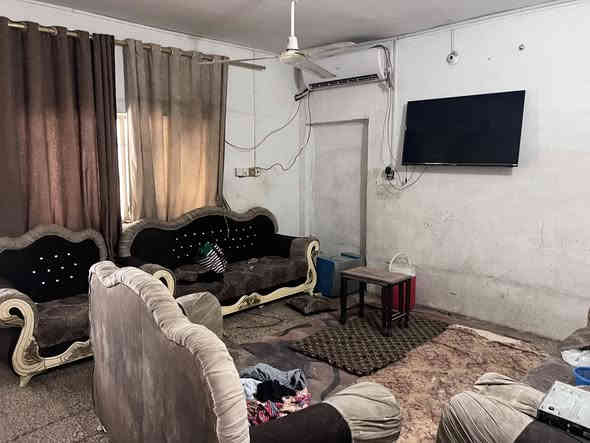 سلام عليكم بيت الايجار مساحته 250متر يتكون من صاله ومطبخ وكلدور وغرف نوم عدد 2سعر الايجار 250 كل شهر ابشهر العنوان حله شارع 80خلف بانزين خانه مال اضواء بابل قريب جدا من شارع العام ولاستفسار اكثر او لاتصال على الرقم التالي 
***********
