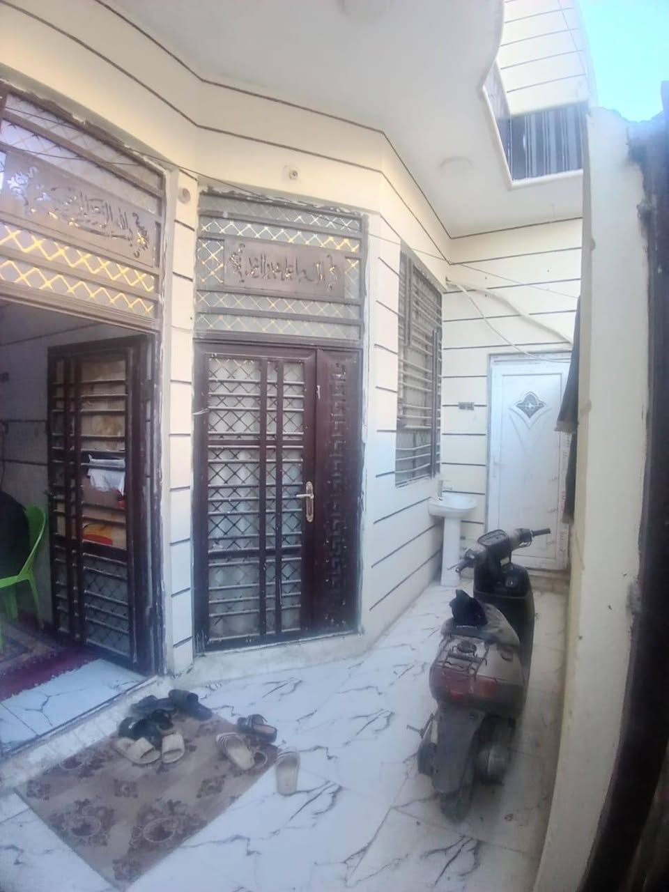 السلام عليكم عندي هذا البيت البيع المساحة 100متر طابقين بحي سومر خلف مدينة العاب ضوء القمر سند 25 قريب على شارع الحولي مآل ابو مهدي المهندس يحتوي على طارمه وستقبال مطبخ وصاله كبيره وصحيات داخلي وخارجية طابق ثاني بي غرفه نوم وصاله وبي غرفه ماكمل التواصل/***********/وعلى رقم واتساب ***********/ اني صاحب البيت اخوان السعر مناسب جدا
