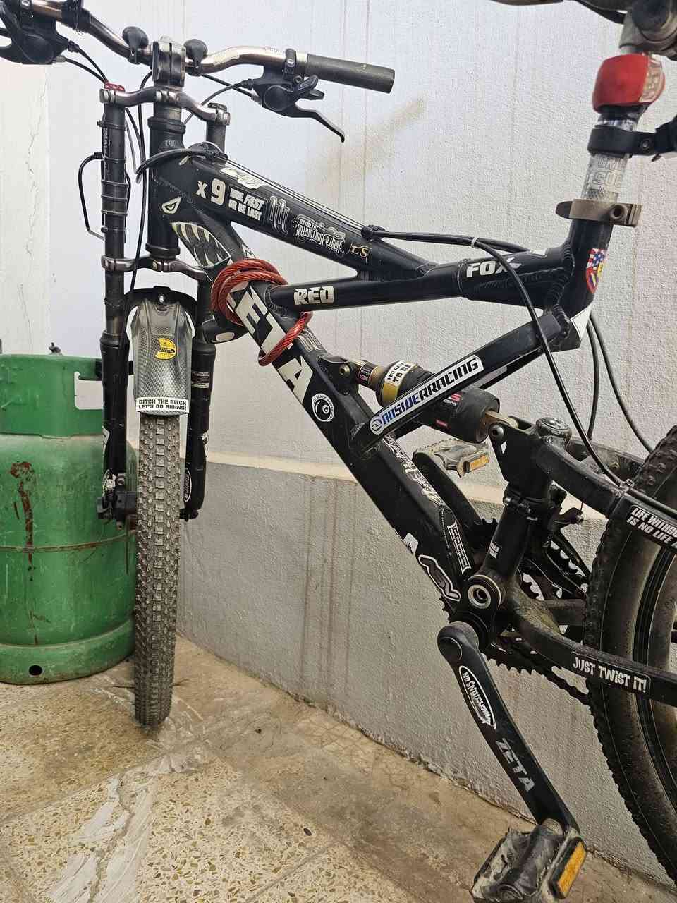 دراجه جبليه هيكل المنيوم
بطيخات برونزيه اصليه
دبلات FOX
وياله 3 طبقات المنيوم 
كلو مختوم ZOOM و SHIMANO
دسكات اماميه وخلفيه
مكينه خلفيه 9 نمر واماميه 3
تايرات جبليه كتان مال باله اصل 
كلو وضع شركه مامفتوح بي اي شي 
آلنكي وليس براغي 
مكاني موصل جانب الايسر 
سعره ٢٣٠ وبي مجال بسيط كلش 
فقط بي تقحيل بسيط


**إذا كنت صاحب هذا الإعلان وتريد حذفه لأي سبب، رجاءا أرسل رسالة إلى الدعم الفني**