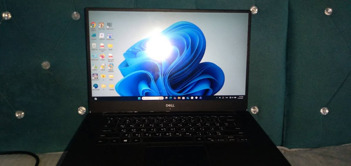 لابتوب workstison للبيع
نظيف جدا  استخدام  شخصي قليل الوزن خفيف ومتين 
 ذات معالج قوي يفيد طلاب الهندسة والبرامج الثقيلة 

🔕النوع غير اللمس 🔕 

⛔️ Dell Precision 5530  ⛔️

 يحتوي على المواصفات التالية:

- *المعالج*: Intel Core i7-8850H 

(6 خلاية )

12 خيط  

 *الرام*: 16GB DDR4 (قابلة للزيادة حتى 32GB)

📛الهارد 📛 *التخزين*: 512GB SSD M.2 (قابلة للزيادة حتى 2TB)

- *كارت الشاشة*: NVIDIA Quadro P1000 4GB GDDR5

- *الشاشة*: 15.6 بوصة Full HD (1920x1080)

- *البطارية*: 56 Whr أو 97 Whr

- *الوزن خفيف جدا 

🚫يأتي معه 🚫 

 1- شاحنة نظيفة جدا 

 2- ماوس 

 3- حقيبة 

السعر 500 الف 

⭕️ملاحظة = يعمل طبيعي لكن من الافضل  تبديل البطارية .

🔺️ تبديل البطارية السعر من 35-50 الف 🔺️


**إذا كنت صاحب هذا الإعلان وتريد حذفه لأي سبب، رجاءا أرسل رسالة إلى الدعم الفني**