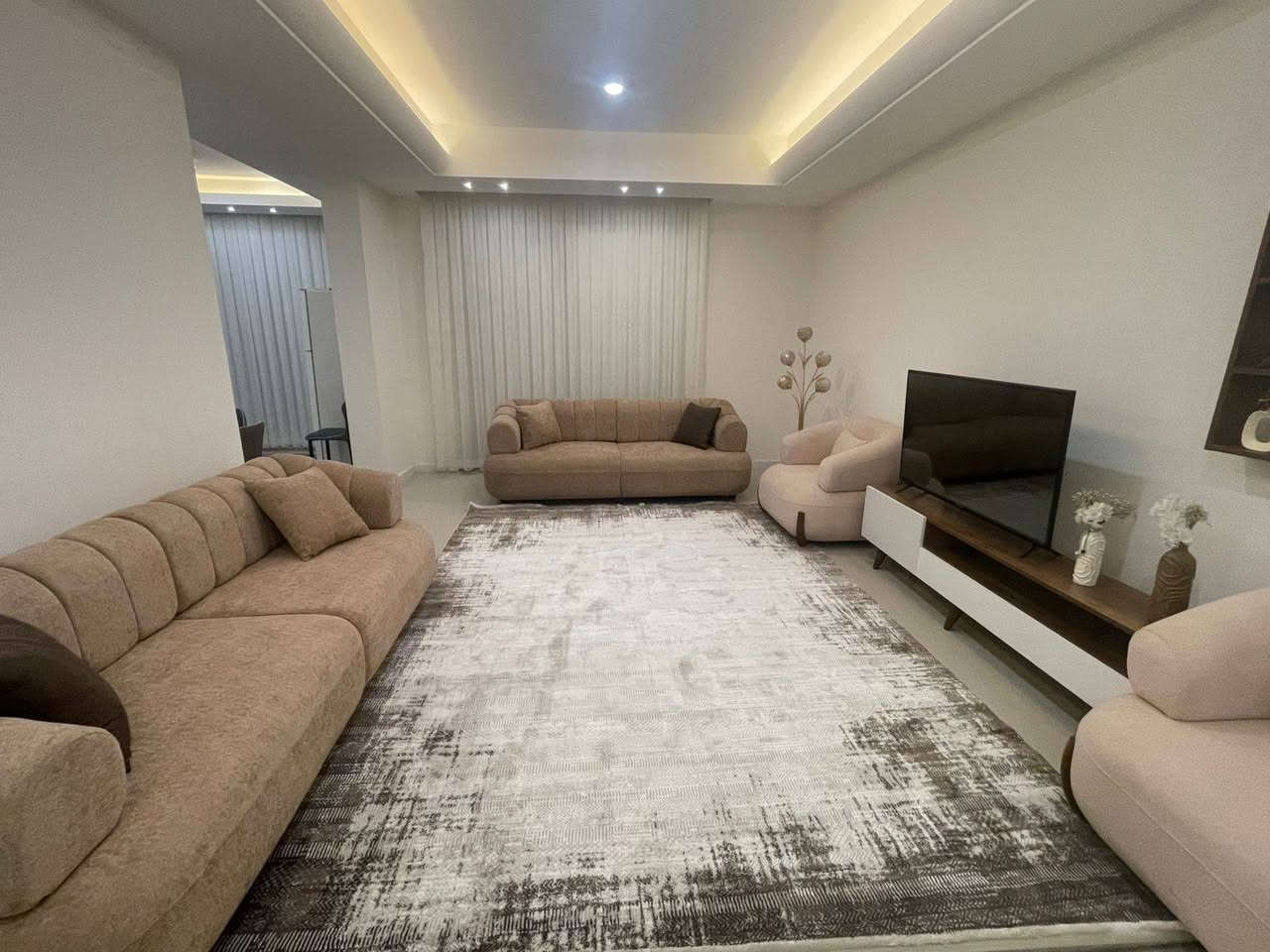 🏡# شقة مؤثثة للإيجار – مجمع مارينا السكني
✨ شقة فخمة مؤثثة بالكامل (استلام جديد)
📐 المساحة: 145 م²
🔹 التفاصيل:
• غرفتين نوم
• صالة مريحة وواسعة
• مطبخ متكامل
• 3 مجموعات صحية
💰 الإيجار: 1750
✅ جاهزة للسكن فوراً
✅ أثاث حديث 
📲 للتواصل:
خاص أو واتساب
📞 ***********
