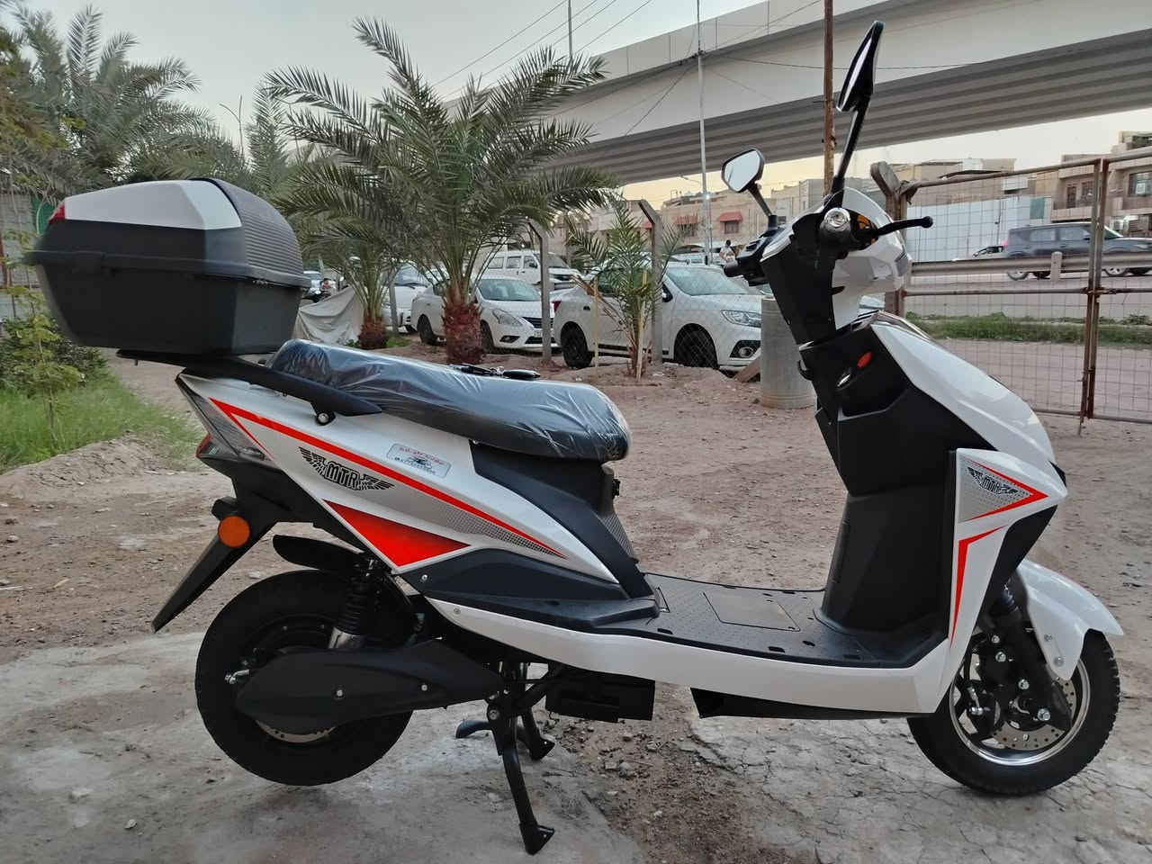 السلام عليكم دراجه شحن سكنس قرش شركة مؤيد طياره جديده جدآ بعدها بالضمان.
بطاريات كبار كرافين عدد 6.
ملف 1500 واط.
تشغيل كارت وبصمه وسويج.
السعر ٦٧٥ الف.
مكاني جادريه     ***********
