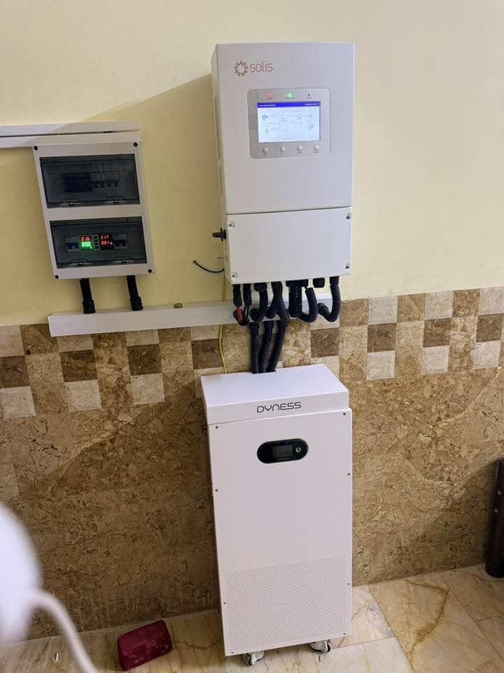 تم تنصيب منظومة للحاج جبار شويل الحجامي
في محافظة الديوانية / قضاء ال بدير  
 بقدرة 
20 امبير نهاري/ 15 امبير ليلي لمدة اربع ساعات 

المنظومة متكونة من :- 
انفيرتر 6 كيلو واط من شركة سوليس (solis) هايبرد ضمان خمس سنوات استبدال 

وبطارية حجم 16 كيلو واط من شركة داينس ضمان خمس سنوات متكونة 8000 دورة 

اللواح جينكو نيو 3
عدد 10 اللواح حجم 650 واط ضمان 15 سنة 

مستعدين لتنصيب المنظومات الطاقة الشمسية بكادر هندسي متخصص من حملة الشهادة البكلوريوس في علوم الطاقات المتجددة 
للحجر او الاستفسار 
***********

