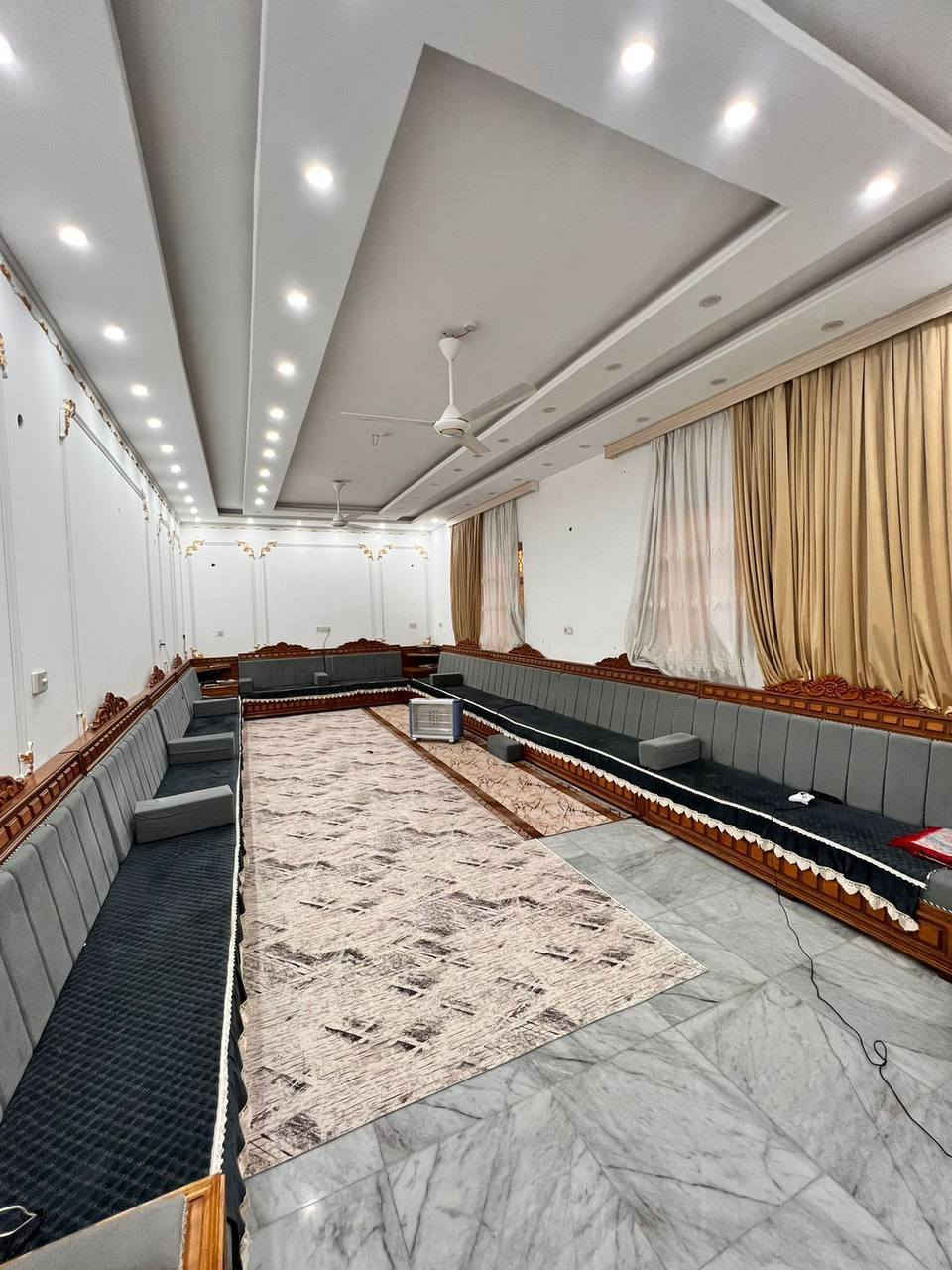 سلام عليكم دونم مع بيتين في التنومه نهر حسن شارع الدواجن 
يحتوي البيت الاول (الكبير)
بناء طابوق الطيب درجه اولى والكونكريت تسليح حديد اوكراني 
الطابق الارضي  
١-مساحه البناء ٢٠٠م 
٢-ديوان ١٠*٥ مع جبس بورد 
٣-هول ٦*٧مع جبس بورد 
٤-مطبخ ٥*٦ مع جبس بورد 
٥-غرفه نوم سويت ٥*٥
٦-غرفه نوم ٥*٤
٧-درج مجنح (ملكي)
٨-حمام 
الطابق الاول 
جميع الغرف مع الصاله والبيتونه جبس بورد 
١-غرفه نوم سويت ٩،٢٥*٤،٥ عدد ٢
٢-غرفه نوم ٤،٥*٤،٥
٣-غرفه نوم ٥*٤ عدد ٢
٤-هول ٦*٧
٥-درج دائري 
٦-يفصل اليبتين منور ١،٥*٤
٧-حمام 
يحتوي البيت الثاني 
١-مساحه البناء ١٧٠م
٢-استقبال ٤*٥
٢-هول ٤*٥
٣-غرفه نوم سويت ٩*٥
٤-موزع مع مطبخ داخل الموزع 
٥- درج دائري 
٦- بيتونه+مخزن +سطح مفصول عن البيت الكبير 
٧-حمام 
الحديقه  مساحه الحديقه ٢١٠٠م 
١-نخل برحي عدد ٢
٢-نخل بريم عدد ٢
٣-نخل خصب عدد٢
٤-نخل خضراوي عدد ١ 
٥-سدر (نبگ) عدد ٤ 
٦-مخزن ٤*٦
٧-مجموعه صحيه خارجيه حمام + تواليت 
٨- سقيفه كي سبان 
٩-سقيفة سطح البيت
 السعر ٦٥٠ وبي مجال
استفسار***********
