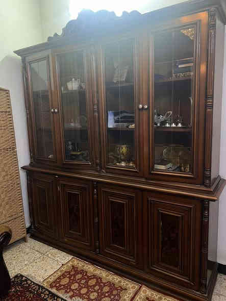 السلام عليكم 
تخم مستعمل عدد ٩ أشخاص 

بوفيه 

للاتصال ***********
