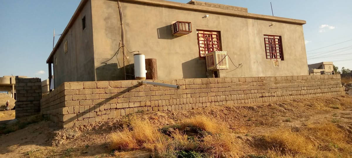 السلام عليكم مكلف بنشر بيت  للبيع تل نخيل  قريب على دكتور القمان  واصل ماء كهرباء تبليط  البيت مكون من غرفتين نوم وربعه وصاله ومطبخ وحمام مساحه الارض 1900متر زراعي مساحه البناء 180 اتفاصيل الاتصال على رقم.               ‎0786 177 8368
