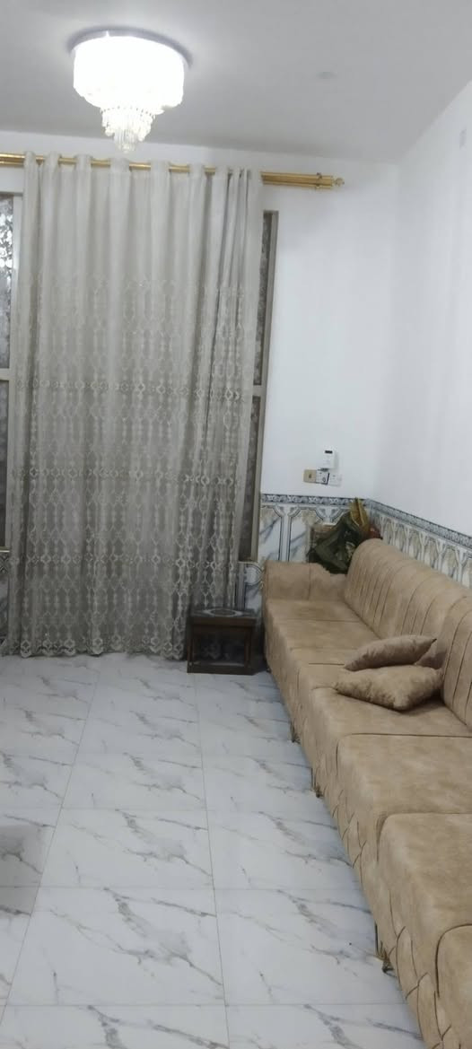 بيت للبيع
على شكل شقتين 
يرهم يتأجر شقتين 
150 متر مربع 
حي السيدة زينب 
قريب الحلولي 
الشارع المقابيل بيت علي ال حامي نهاية الخدمي 
طابقين
الطابق الاول 
غرفتين وصاله ومطبخ واستقبال وصحيات داخيه وخارجية ودرج داخلي وخارجي 
الطابق الثاني 3 غرف وصاله ومطبخ وصحيات داخيه وخارجية 
ملاحظة البيت مطلوب اسكان 13 مليون 
للاستفسار الاتصال على الرقم ***********

