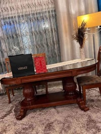 ميز طعام صاج ماركة  8 كراسي واحد من الكراسي بيه ضرر ميز ثقيل كلش ونظيف...