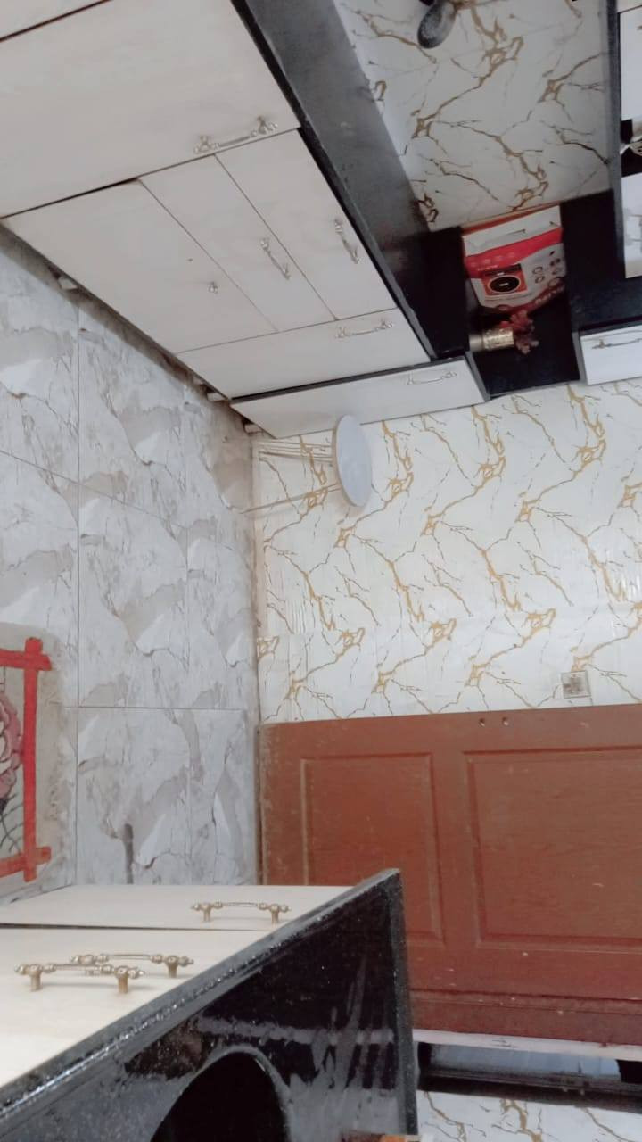 سلام عليكم بيت للبيع مساحه 135 ديوانيه خلف بانزين خانه الشموس يتكون البيت من غرفه وصاله وبراني ومطبخ وصحيات وممر بل مره ع طول البيت والصطح اشتايكر السعر خاص والاستفسار اكثر ***********

