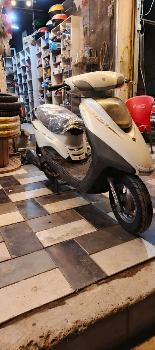 السلام عليكم دراجه بريز كلش نضيفه مكينه بل كارتون بس بيها ملاحضات بل كفر دراجه شوكت ما تجيها نكره الله شاهد قبل 3 اشهر من نزلتها من الرمبه بس انهملت الدراجه 
السعر 625 وبيها مجال 
***********
