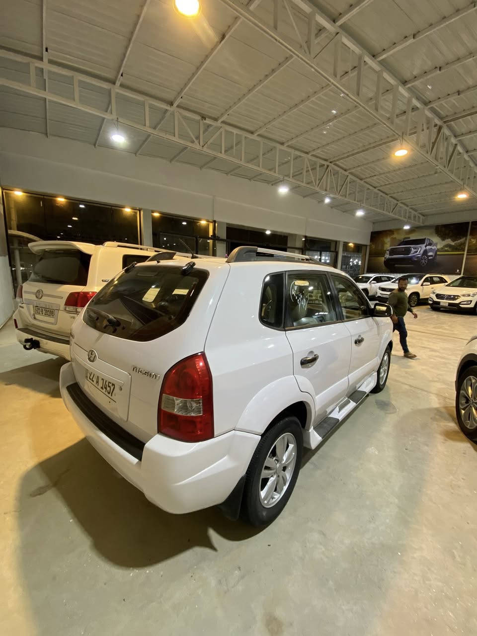 يالله
توسان 2010 خليجي رقم اربيل الدولي الجديد الانكليزي هزة وسنويه مجدد لل 2031 
تحويل ووكاله مباشر 
فول للاخير عدى الفتحه 
محرك 2000دوش 
ويل كب كروم 
اربع دسك 
داخل بيجي 
شاشه 
تبريد ثلج 🧊 

السيارة مكينه وكير وحداديه وتخم تاير وتبريد كلها جديد وجاهزة دينار ماتصرف عليها شرط 

السيارة مكفوله كفاله عامه من ضربه وصبغ وتبديل وبارد وحالوب وفتح من كلشي مكفوله ✅

السعر ((128)) وبيها مجال 

مكاني النجف // للاتصال // ‭٠٧٨٠ ٦٥٧ ٨٩٠٤‬
