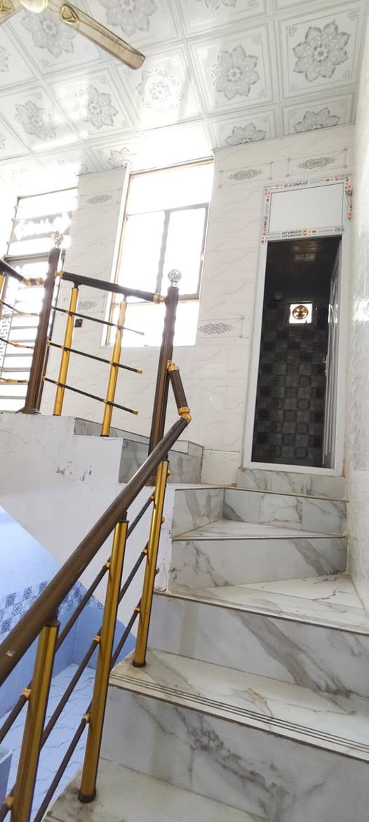 ✨ اللهم صلِّ على محمد وآل محمد ✨
🏡 فرصة مميزة للبيع
بيت بمساحة 50 متر
🔹 طابق ونص
يحتوي البيت علئ طارمة +استقبال +صالة +مطبخ وحمام ومنور
الطابق الثاني صالة وغرفة نوم وحمام وسطح 
البيت بورسلين وسراميك للسقف وسقوف ثانوية بناء جديد نظيف جدا غير مسكون 
🔹 الموقع: حولي 100 خلف الفيزا التركية مجمع الغدير 
📍 مميزات البيت:
✔️ خدمات كاملة (ماء، مجاري، كهرباء، تبليط، إنارة)
✔️ منطقة سكنية متكاملة
✔️ قريب من حولي المشاية مال مستشفى الكفيل
✔️ يبعد عن الحرم كيلو (دقائق بالسيارة) 
 طابو زراعي إقرار محكمة سند 25
مكاتبة مباشرة مع صاحب الأرض
💰 السعر: 66 مليون
(قابل للتفاوض ويا الشراي الجاد)
📞 للاستفسار:
***********
📲 واتساب متوفر
