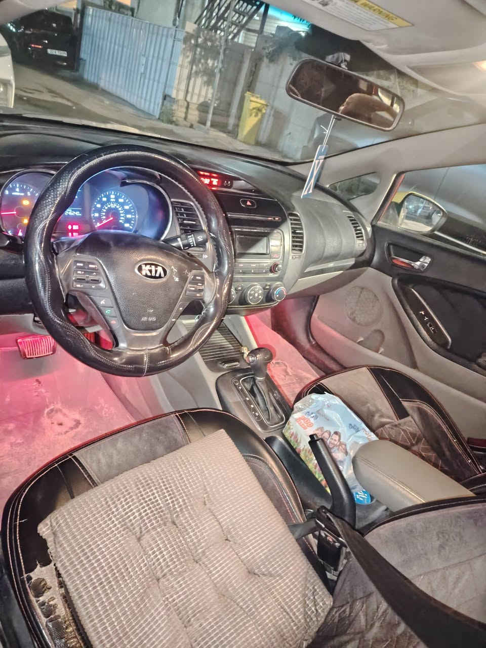 السلام عليكم
فورتي موديل 2014 رقم بغداد بسمي سنويه 2027
مبدل بابتين وجاملغ اصلي والسيارة بيه كاسكيت وبدايت تبخير مكاني بغداد زعفرانيه. السعر  (89$) المحرك دوش
***********
ملاحضه شرط التحويل ثاني يوم ومايبقى شي عليه
