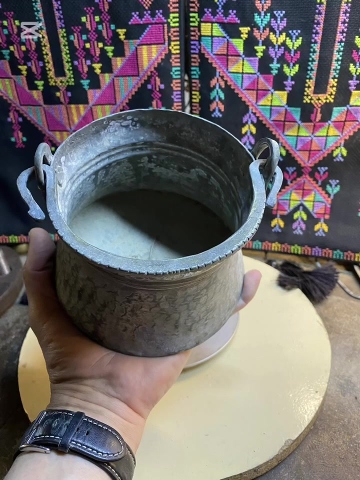 قدر نحاس تراثي صغير مطروق يدوياً
قطعة قديمة جميلة بيد حديد أصلية، تصلح للديكور التراثي والمضافات والمطاعم الشعبية.
بحالة جيدة مع آثار عمر طبيعية تضيف للطابع الأثري
Generations Antique 
0776881096
#ديكور #تحف #انتيك


**إذا كنت صاحب هذا الإعلان وتريد حذفه لأي سبب، رجاءا أرسل رسالة إلى الدعم الفني**