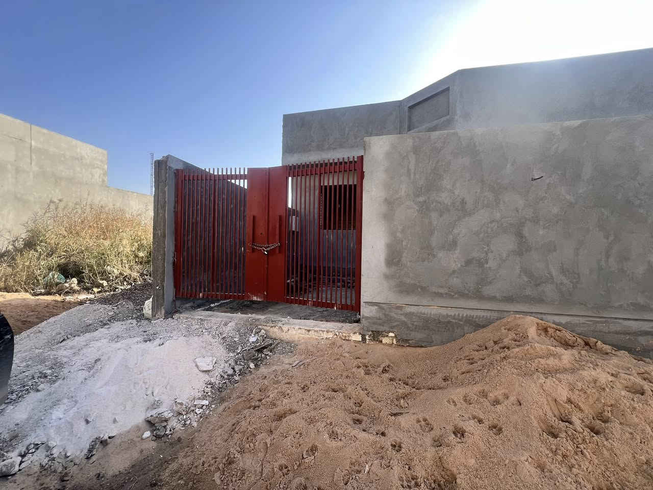 ٢٠٠ متر للبيع حي المعلمي بحي المصطفى ع التبليط
غرفتين نوم كبيره 

حديقه داخليه 

صاله كبيره٤*٨

استقبال ومطبخ

صحيات داخليه وخارجيه

مع كراج سياره وحديقه خارجيه 

جاهز البيت باقي تقفيل فقط  

سعره مناسب 

***********
