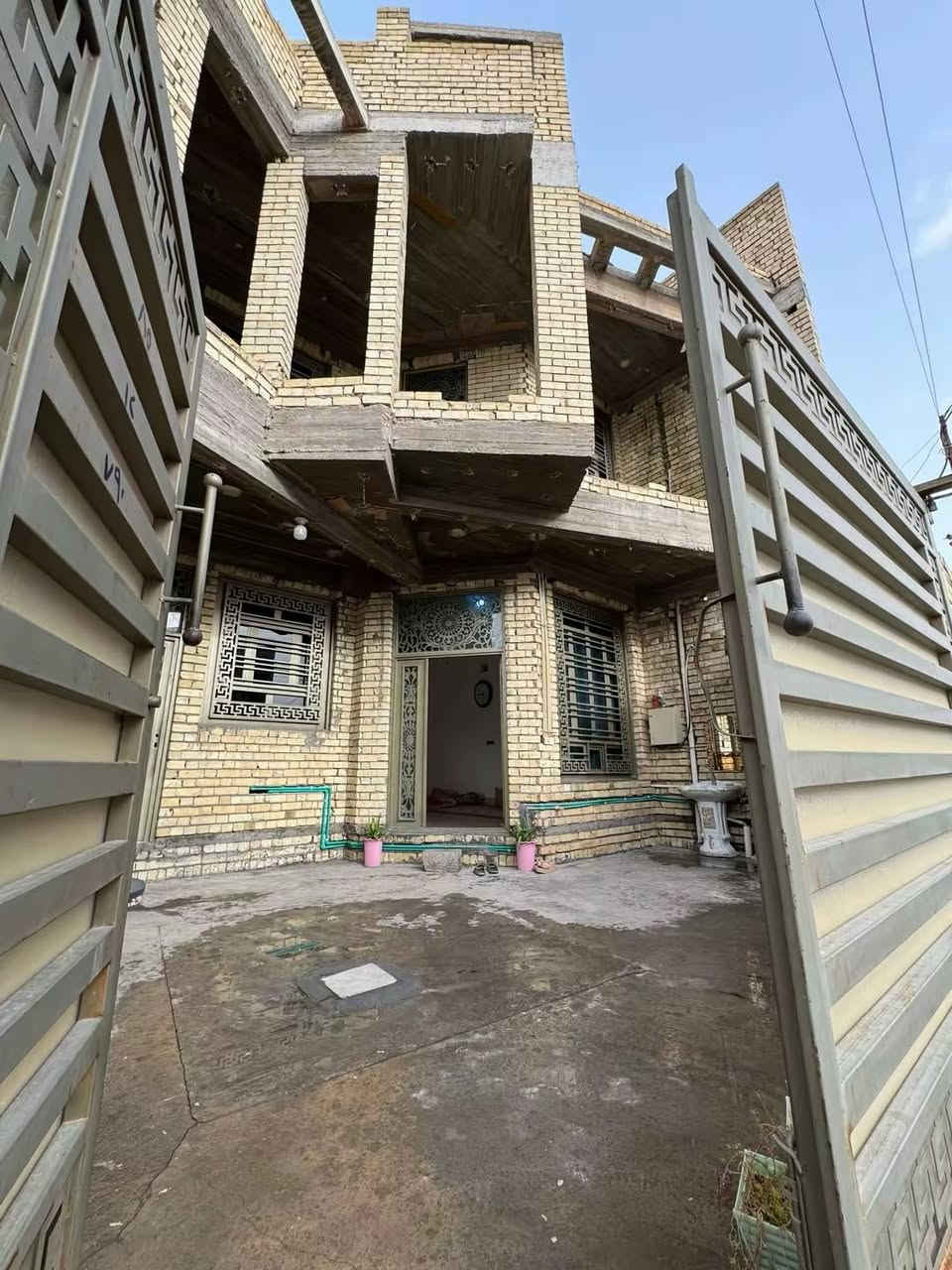 @عقارات ابو ميلان: 🏠 منزل مميز للبيع في الفلوجة - حي الضباط السريع
فرصة سكنية لا تُعوض في واحد من أرقى وأهدأ أحياء المدينة، بالقرب من الجامع الكبير.
📌 المواصفات العامة:
• المساحة: 150 متر مربع.
• الأبعاد: نزال 20 متر × واجهة 7.5 متر.
• الموقع: يقع على شارع عريض (20 متر)، مما يوفر سهولة في الحركة والخصوصية.
🧱 التصميم الداخلي (استغلال مثالي للمساحة):
تم تصميم البيت ليلبي احتياجات العائلة الكبيرة بمرونة عالية:
• 🛏️4 غرف نوم واسعة.
• 🛋️استقبال بتصميم مريح.
• 🍳 مطبخ عصري.
• 🚿 3 مجموعات صحية موزعة بشكل مدروس.
• ☀️2 مناور لضمان تهوية طبيعية وإضاءة ممتازة لكافة أرجاء البيت.
طابو صرف
📞 للتواصل المباشر:
***********
***********
***********
وسيطكم العقاري – أبو ميلان
📲 تابعني للمزيد من العروض اليومية المميزة
#ابوميلان #عقار #استثمار #الفلوجه #للبيع
