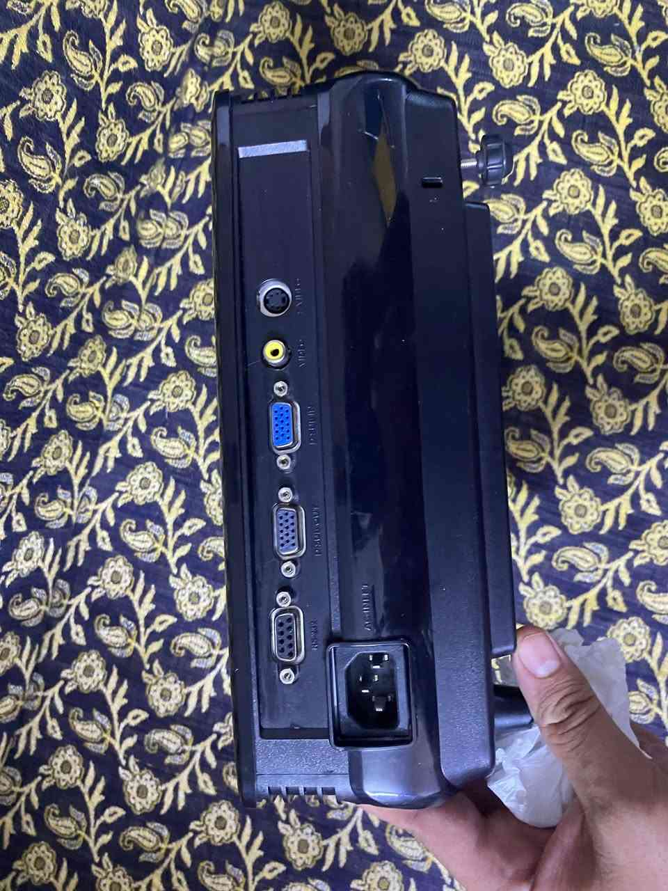 السلام عليكم شباب،
عندي جهاز عرض رقمي (بروجكتر) BenQ MP512 أصلي بالة، الجهاز بحالة ممتازة وشغال 100% والصورة مالته واضحة جداً وألوانها مضبوطة (المصباح الداخلي نوع Philips الأصلي ونظييف).
.
📦 الملحقات القادمة ويا الجهاز:
 الريمونت كنترول الأصلي.
 كيبل الباور (الطاقة).
 كيبلين توصيل.
(ملاحظة: الجهاز بدون الكارتونة الأصلية).
🔌 المنافذ: يحتوي على منافذ VGA و Video لتوصيله بالحاسبات أو الستلايتات.
💰 السعر المطلوب: 50


**إذا كنت صاحب هذا الإعلان وتريد حذفه لأي سبب، رجاءا أرسل رسالة إلى الدعم الفني**