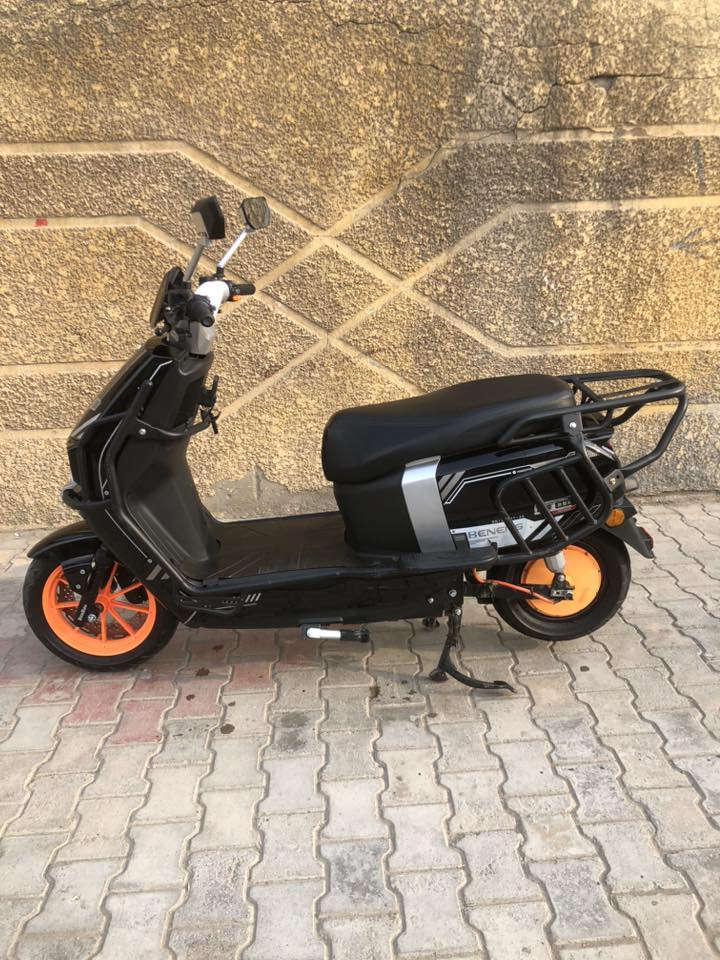 السلام عليكم
دراجة شحن ماتركس للبيع 
بصمة وسويج وتشغيل عن بعد 
نظام R 
32 امبير و72 v 
و6 بطاريات 
وملف 2000  
ومنفذ شحن USB 
گير 4 نمر 
تمشي 70 حقيقي 
تمشيك 40 كيلو بالشحنة 
استخدام 4 اشهر فقط
العنوان بغداد / الكمالية 
للاستفسار الاتصال ***********
