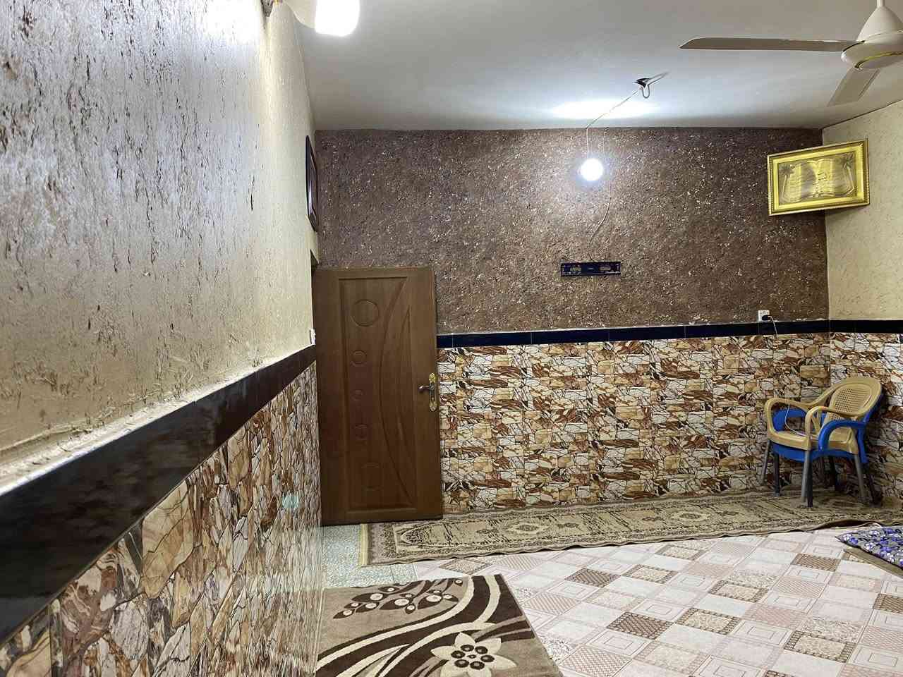 السلام عليكم دار للبيع المساحة 150 متر قاط ونصف الموقع نهاية شارع الكهرباء قرب حسينية الزهراء (ع) يحتوي على (استقبال وهول وصالة غرفة نوم مطبخ حمام + تواليت) الطابق الثاني (غرف عدد 2) والبيت موضح بالصور 
التواصل ***********
