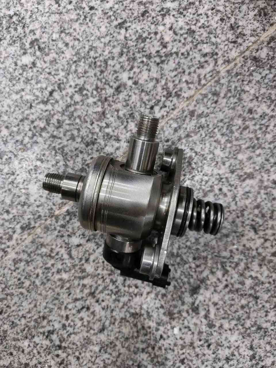 هذه القطعة الظاهرة في الصور هي مضخة الوقود ذات الضغط العالي (High Pressure Fuel Pump - HPFP) وتُعرف محلياً بمضخة "الجذع" أو "الفليت" الخاصة بنظام الحقن المباشر (GDI).
من خلال الأرقام المحفورة عليها بالليزر (12641740 ورقم الموديل HFS034-251A)، إليك التفاصيل الكاملة حول السيارات التي تستخدمها وأسعارها:
​1. السيارات التي تستخدم هذه المضخة
​هذه المضخة مخصصة لسيارات مجموعة GM (جنرال موتورز) المزودة بمحركات 6 سلندر بسعة 3.0 لتر أو 3.6 لتر حقن مباشر (Direct Injection)، وتراكب على مجموعة واسعة من السيارات الإمريكية (الوارد إمريكي أو الخليجي) من موديلات 2010 فما فوق، وأبرزها:
​شيفورلييه (Chevrolet):
​كامارو (Camaro) بمحرك 6 سلندر (خاصة محركات LFX).
​ماليبو (Malibu) و إمبالا (Impala) بمحركات 3.6L.
​ترافيرس (Traverse) و إيكوينوكس (Equinox) و كابتيفا (Captiva Sport).
​جي إم سي (GMC):
​أكاديا (Acadia) بمحرك 3.6L.
​تيرين (Terrain) و كانيون (Canyon).
​كاديلاك (Cadillac):
​CTS, ATS, XTS, SRX بمحركات 3.0L و 3.6L.
​بيوك (Buick):
​لاكراس (LaCrosse) و إنكليف (Enclave).
هذه القطعة الظاهرة في الصور هي مضخة الوقود ذات الضغط العالي (High Pressure Fuel Pump - HPFP) وتُعرف محلياً بمضخة "الجذع" أو "الفليت" الخاصة بنظام الحقن المباشر (GDI).


**إذا كنت صاحب هذا الإعلان وتريد حذفه لأي سبب، رجاءا أرسل رسالة إلى الدعم الفني**