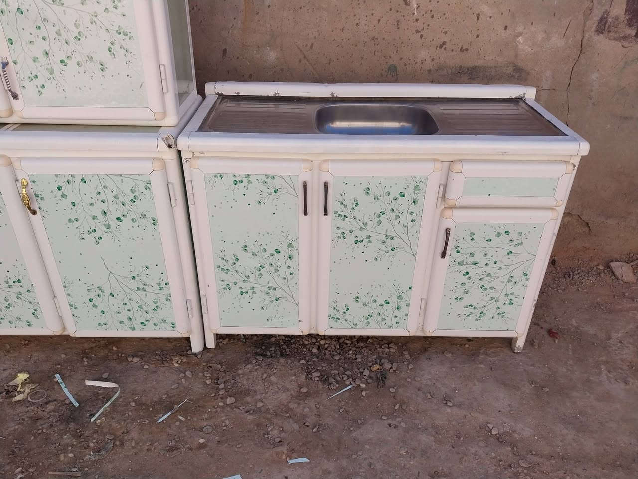 السلام عليكم من رخصة الادمن كاونتر ٣ قطع ارضيه مترين ونص وملحق مترين ونص سنك متر ونص سعره ٢٦٠ ميز طعام مع ٤ كراسي سعره ٤٥ مكان المسيب شارع الاول ***********
