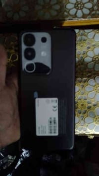 عندي موبايل أخو الجديد والله العظيم 200 و بي مجال الطيبين الذاكره 256 ...