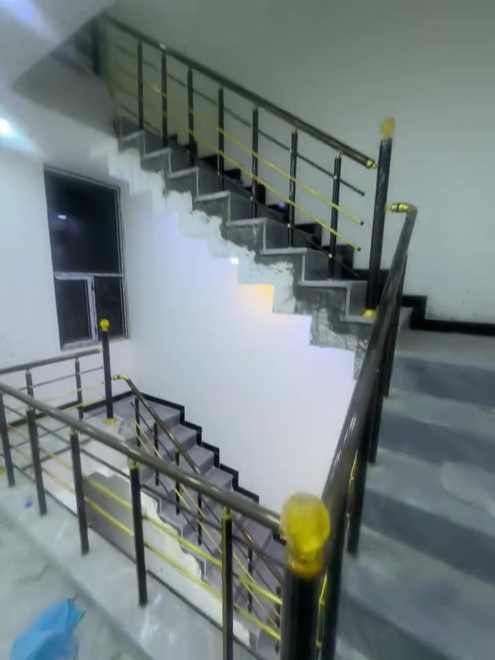 🏠 للبيع بيت بناء حديث فول مواصفات - مدينة الصدر 🏠ملحضه اذا مراوس بنص قطعه هم اروس بل قطاعات البديا 

يا الله يا كريم  
بيت جديد صارنه ٢٠ يوم ساكنين بي البيت حديث نظام مودرن وتشطيب درجة أولى ✨

📍 العنوان: بغداد - مدينة الصدر - قطاع 28 - خلف سيد صروط  
📐 المساحة: 72م - نص قطعة - قاطين بناء  
💰 السعر: 145 مليون وبي مجال للشراي الصدگ

✅ مواصفات البيت: نضام نترنيت دفن نضام سبالت دفن نضام بواري كلا دفن البيت كامل مكمل 
بناء حديث توه ساكنين بي البيت صب مسلح
نظام حديث أبواب تركية + جام مثلج + سبوت لايت
تأسيس كهرباء ضمان الكهربئيات ٢٥ سنه وماي جديد كامل
الصبغ والبورسلين بعدة جديد، البيت يلمع مثل ما بالصورة
الموقع حلو قريب على الشارع العام اول فرع خلف سيد صروط منطقة معروفة

البيت مناسب للعرسان أو عائلا.

للإستفسار والمعاينة الاتصال على الرقم. *********** متوفر وتساب كذالك X  
ملاحظة: الاتصال للشراي الجاد
