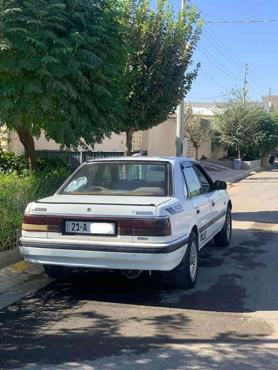 مازدا ١٩٨٧
بەناو خۆمەوەیە رەقەمی مانگێکی ماوە  بەسەر بچێت
کۆبۆنی بەنزینی هەیە
گێڕو مەکینەی بە شەرت
شوێن چەمچەماڵ
***********
سعر ٣٠ گەڵاو مەعمەلەیەکی برایانە
