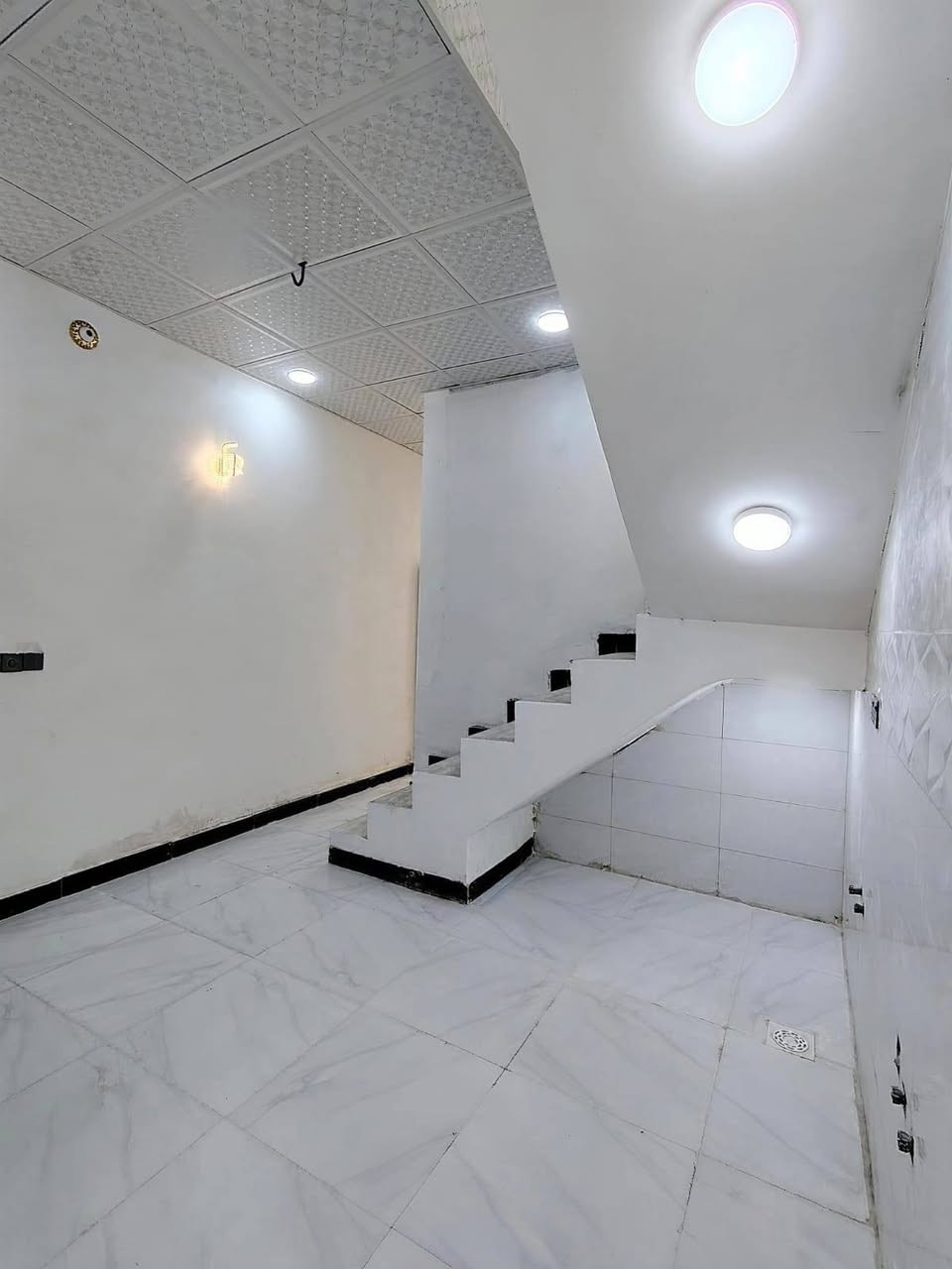 🏡دار للبيع🏡
المساحة: 60 متر
✅ #طابو_زراعي_سند_25_أقرار_محكمه
السعر: 26 مليون  (مع المجال)
الموقع: النجف شارع الصب عمود 317

مواصفات البناء: #يحتوي_على_أستقبال 
 غرفة/ صالة معزولة/مطبخ معزول/ صحيات داخليه / وخارجية / مكشوفة
بناء مرتب (أساس + سقف كونكريت + طابوك)
أرضية بورسلين أبو الـ 60

الخدمات:#بعد_عن_سوق_75متر
ماء كهرباء مدارس سوق تبليط مولد

للاستفسار والاتصال:
***********#
