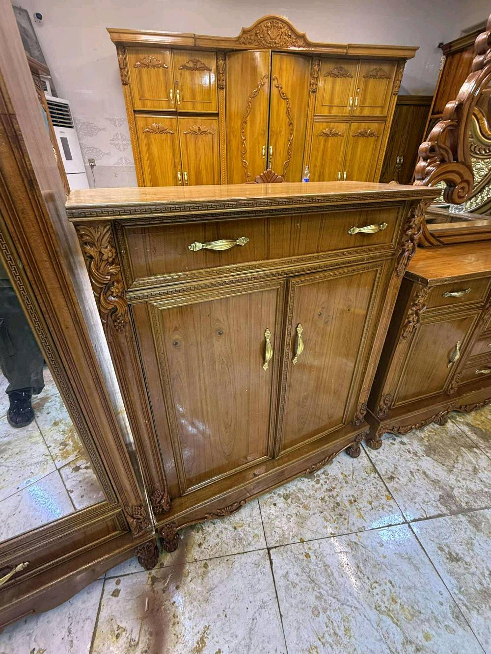 غرفه صاج داخل خارج سلايت 
السعر مليون ٥٠٠ مليون ٤٠٠ قفل 
شد نقل داخل بغداد مجاني 
نضافه ٩٠
عشره ١٠ وياه دوشك شازون طابوريه هديه 
جعب غزال 
غرفه زان ماركه