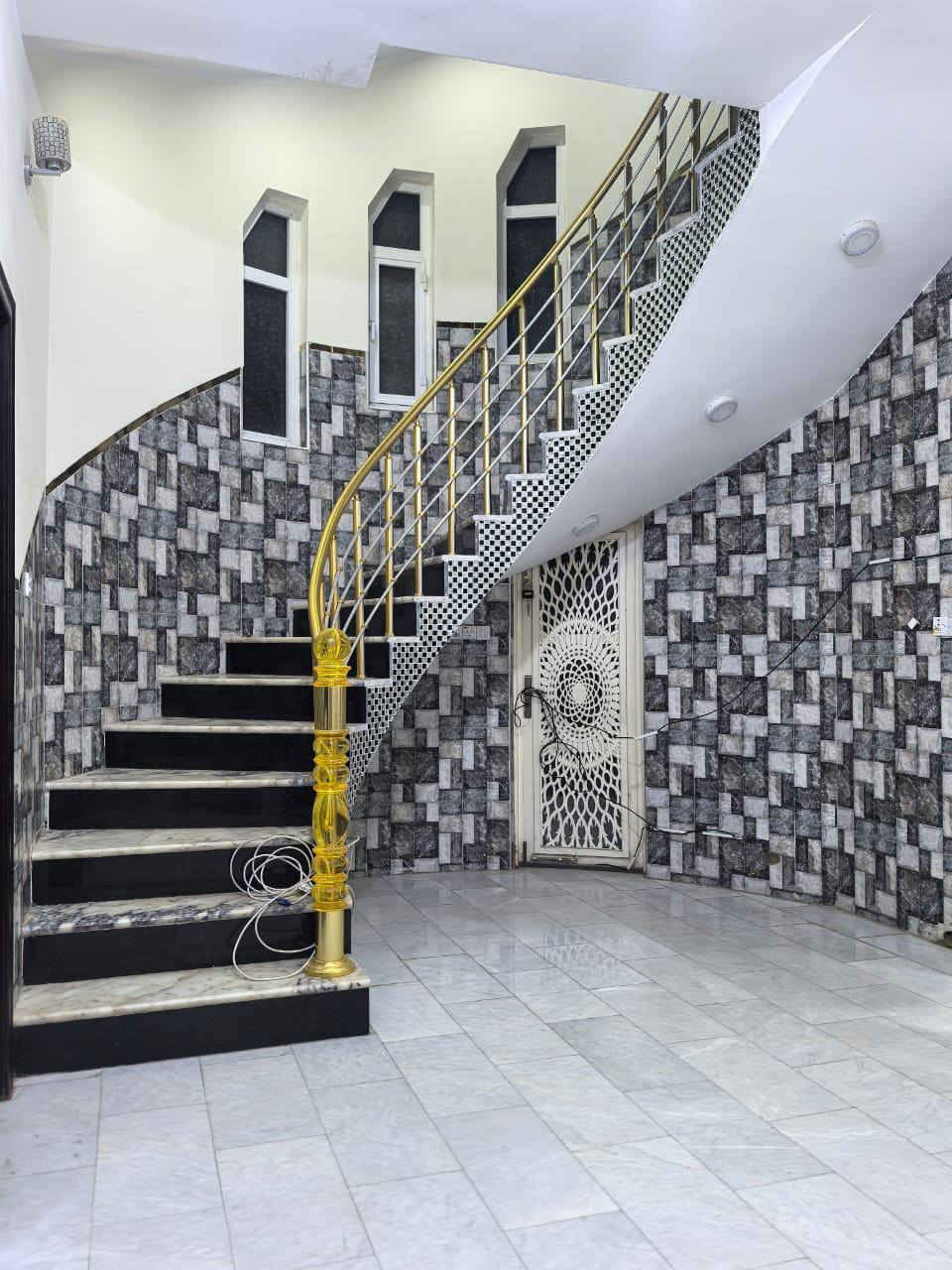 🏠 بيت "طابو صرف" للبيع - تصميم عصري وبناء حديث
​الموقع: السماوة - حي المعلمين الثانية.
المساحة: 200 متر مربع.
سنة البناء: 2019 (بناء نظيف وجاهز للسكن).
​تفاصيل البيت:
​يتميز البيت بتوزيع ذكي للمساحات وخصوصية عالية لكل طابق:
​الطابق الأول:
​استقبال واسع + صالة عائلية.
​مطبخ نظام (حار / بارد).
​غرفتين نوم مريحة.
​مجمع صحي عدد (2) + نظام تهوية مزدوج (عدد 2).
​الطابق الثاني:
​صالة جلوس.
​3 غرف نوم: (ميزة إضافية: كل غرفة تحتوي على بلكون خاص ومجمع صحي مستقل).
​سطح صغير للخدمات.
​الطابق الثالث:
​بيتونة صغيرة + سطح كبير واسع.
​💰 السعر والمعاينة:
​لمعرفة السعر وتفاصيل البيع، يرجى كتابة (يا الله) في التعليقات أو التواصل مباشرة.
​للاستفسار والاتصال:
📞 *********** السماوا, المثنى
