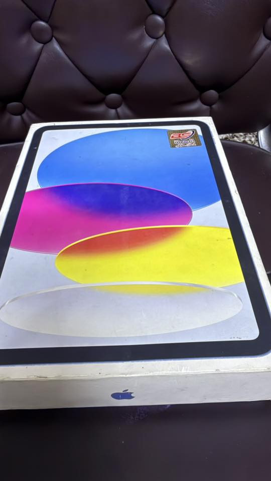 📱 ايباد جيل عاشر (iPad 10th Gen) - لون أزرق مميز
المواصفات:
 الذاكرة: 64 جيجابايت
الحالة الفنية: الجهاز مفحوص على برنامج 3uTools وماخذ درجة 98% (كل القطع أصلية وكالة وبدون أي تصليح).
نسبة البطارية: 84% (أداء مستقر).
الملحقات: الكرتون الأصلي + الشاحن الأصلي + ملصقات أبل.
الملاحظات:
الجهاز شغال بامتياز ولا يشكو من أي خلل تقني.
يوجد نقرات بسيطة في الزوايا (موضحة بالصور) ولا تؤثر على الشاشة أو الأداء.
السعر : 325 ألف
***********/بغداد - الاعظمية
